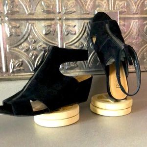 Reba black 8.5 slightly heeled suede sandals